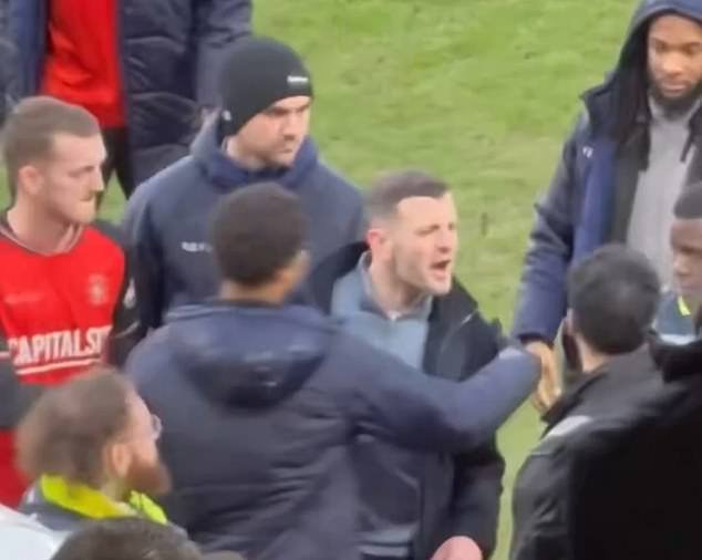 Jack Wilshere es arrastrado por sus jugadores de Luton mientras la ex estrella enojada del Arsenal se enfrenta a los fanáticos de los Hatters después de gritar que su equipo es “vergonzoso” después de perder puntos en la carrera por el ascenso.