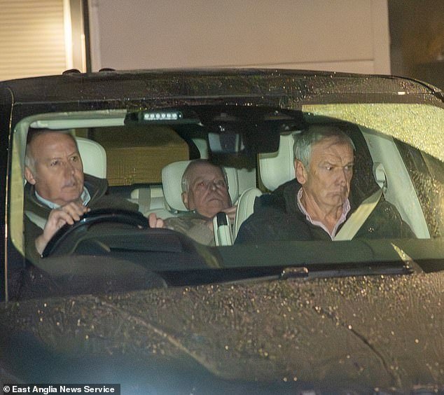 Ahora lo ves, ahora no: nuevas fotos inteligentes muestran a Andrew tratando de esconderse del fotógrafo mientras lo persigue la policía