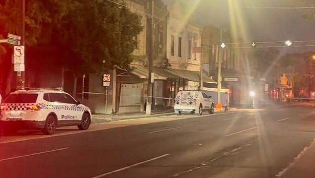 Ataque con cuchillo sacude Melbourne: dos hombres en estado grave mientras la policía inicia la búsqueda de los atacantes