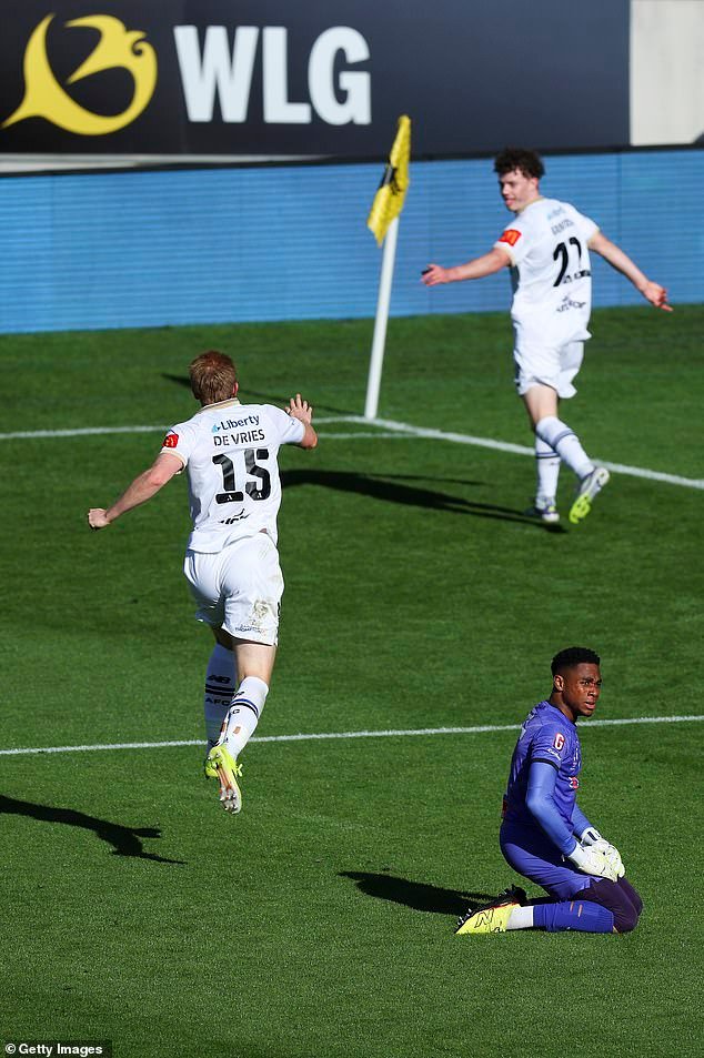 La estrella del fútbol se vuelve viral por uno de los peores errores que el deporte australiano ha visto en años; luego, su entrenador dimite minutos después.