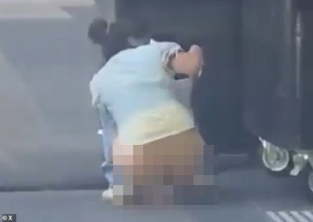 ‘Cuando tienes que irte’: una mujer fue sorprendida por un automovilista haciendo caca en la calle del distrito financiero de Melbourne, pero las opiniones están divididas sobre quién es más grosero