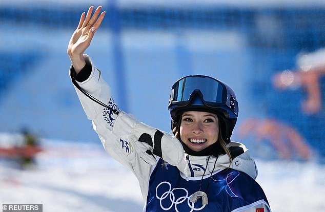 Eileen Gu finalmente gana el oro en los Juegos Olímpicos de Invierno de 2026 al triunfar en la final de halfpipe en medio de la controversia de los ‘traidores’ sobre la decisión de representar a China.