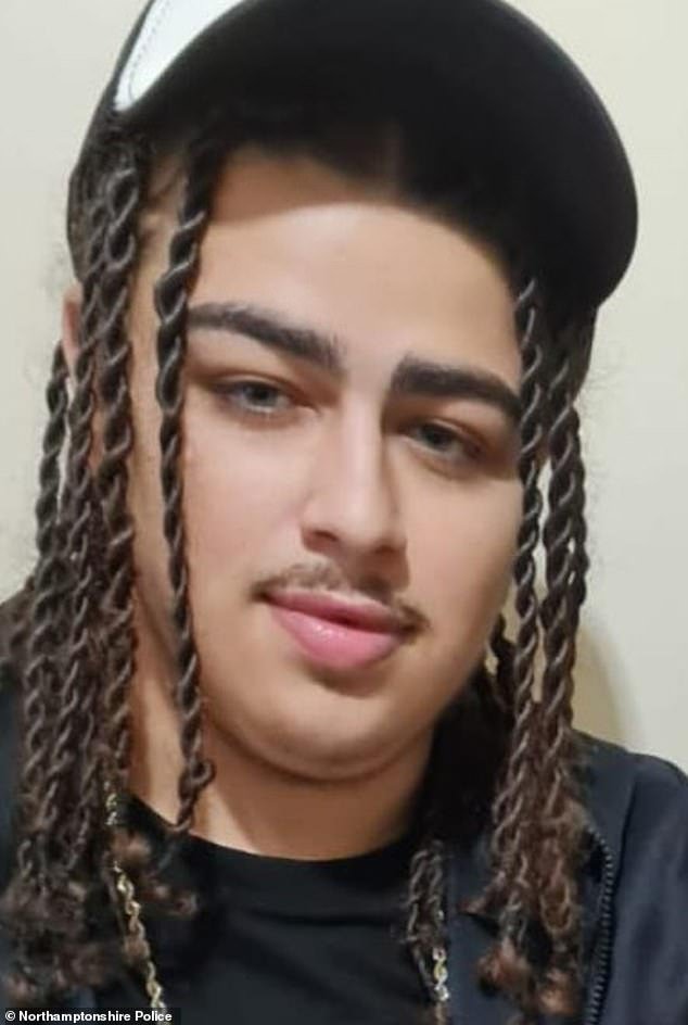 En la foto: Hombre de 20 años, asesinado a puñaladas en un ataque a un parque de patinaje, mientras que un joven de 17 años todavía lucha por su vida en el hospital.