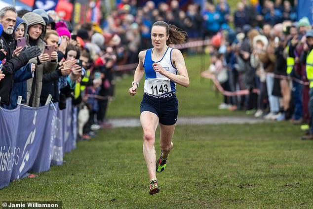 ON THE ROAD intenta alcanzar a Laura Muir mientras rocía polvo de estrellas sobre el barro del Callendar Park de Falkirk… 14 años después de hacerse un nombre allí