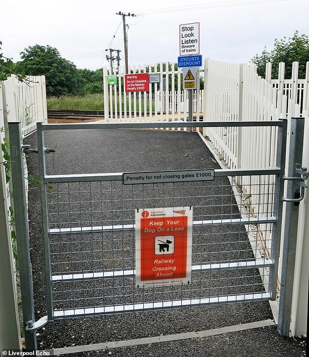 Un corredor que escuchaba música a través de auriculares murió después de ser atropellado por un tren en un paso a nivel, según la investigación