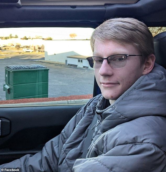 El tirador de Mar-a-Lago, Austin Tucker Martin, se deslizó por la puerta de salida de los empleados en una alarmante violación de seguridad a medida que surgen nuevos detalles.