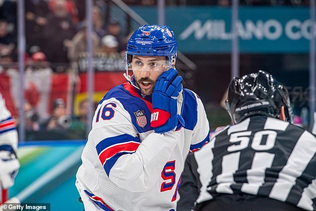 Los fanáticos del hockey estadounidenses con ojos de águila ven el mensaje explícito de Vincent Trocheck durante las celebraciones de la medalla de oro de los Juegos Olímpicos de Invierno
