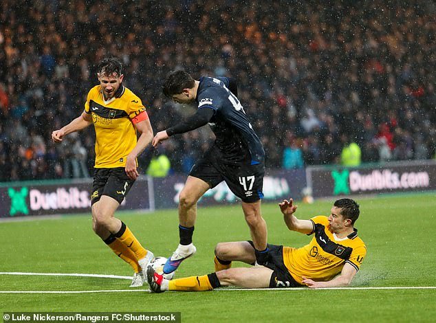 El jefe de los Rangers, Danny Rohl, furioso tras la controversia del VAR en el tiempo de descuento en el empate con Livingston