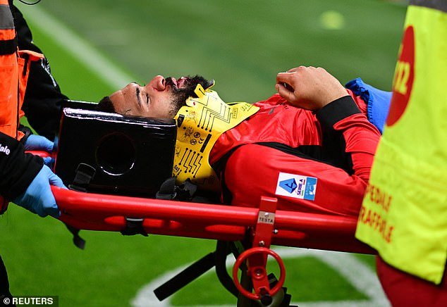 La estrella inglesa de 30 años es trasladada de urgencia al hospital con una terrible lesión en la cabeza y podría estar de baja durante “meses” después de un golpe brutal.