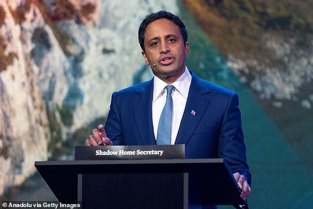 Los reformadores planean crear una versión británica de la unidad ICE de Trump y deportar a 300.000 inmigrantes ilegales al año.