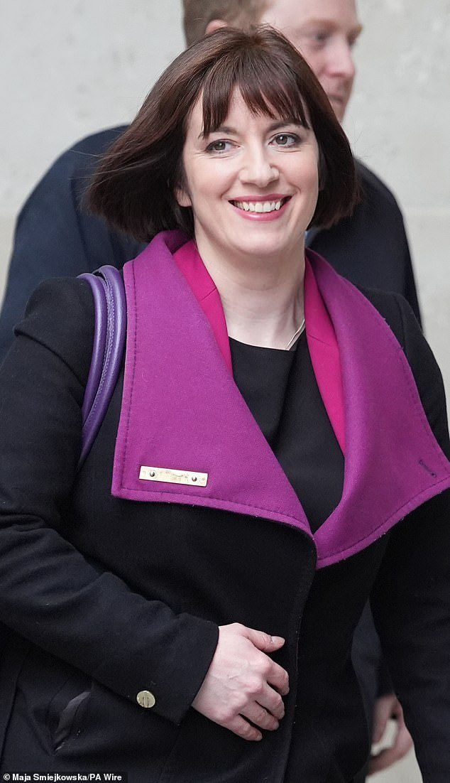 Los parlamentarios amenazarán con intensificar el escrutinio de la familia real en medio de la saga de Andrew