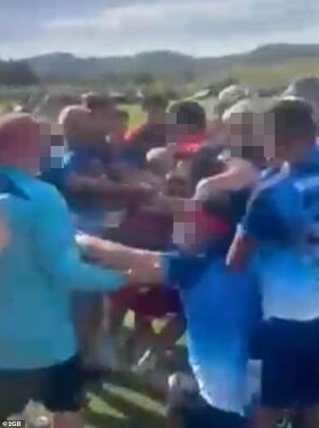 Vea el inquietante momento en que los padres pelean con adolescentes en una pelea salvaje en un campeonato de fútbol juvenil