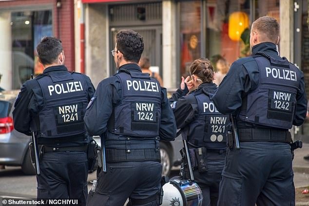 Un cuchillo afgano ataca a varias personas en el puesto de los testigos de Jehová en una estación de tren alemana antes de ser dominado por héroes civiles.