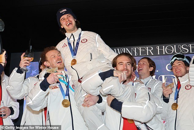 Las estrellas del hockey estadounidense llevan a Jack Hughes por las calles italianas durante las celebraciones de borrachera después de la victoria sobre Canadá.