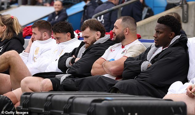 Nuestro equipo de rugby en constante fracaso es la mayor vergüenza del deporte inglés. Han sido humillados una vez más a medida que se prolonga la sequía de trofeos. Esto es nada menos que un escándalo, escribe IAN HERBERT