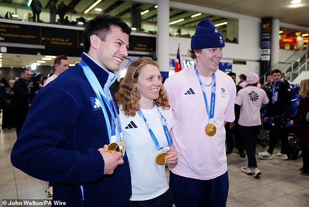 Las estrellas de los Juegos Olímpicos de Invierno del equipo GB reciben una bienvenida de héroe a su regreso de Italia, mientras el doble medallista de oro Matt Weston se reúne con su prometida