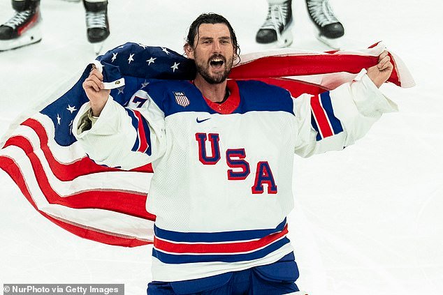 Impresionante esposa del héroe del hockey del equipo de EE. UU. comparte un clip lleno de PDA de las celebraciones de los Juegos Olímpicos de Invierno