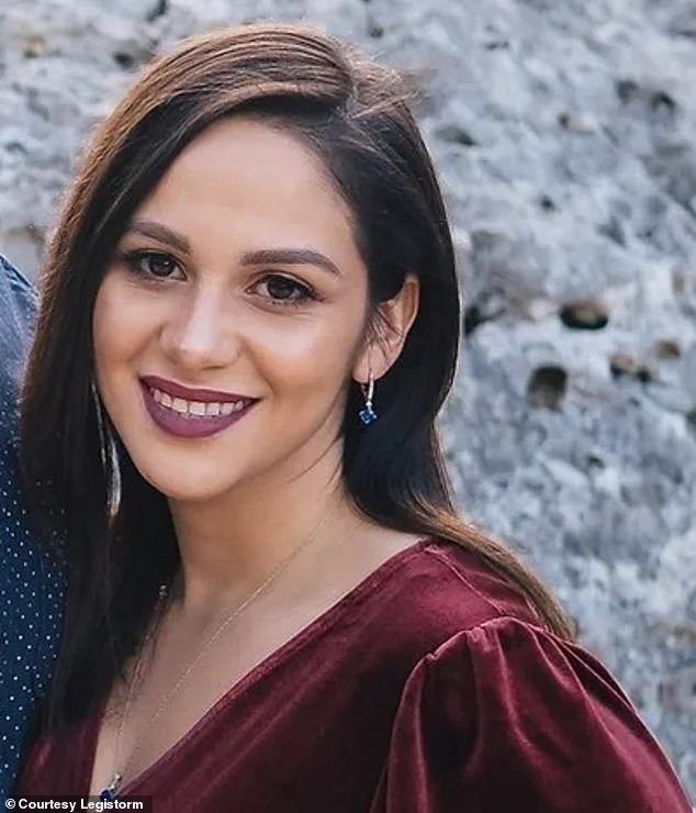 Lee todos los textos MUY sucios desde la 1 a.m. Un congresista casado envió a un asistente a quemarse viva… después de que su marido revelara una supuesta aventura en un sorprendente mensaje grupal.