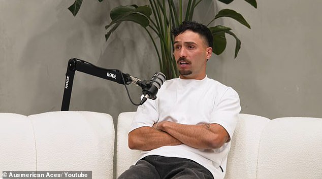 La estrella del fútbol Izak Rankine revive el desgarrador momento en el que lo separaron de sus padres mientras habla sobre su traumática infancia, en la que dormía a la intemperie y robaba a la gente.