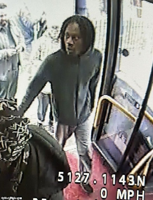 Un nuevo circuito cerrado de televisión muestra al rapero fugitivo que huyó antes de su vuelo de deportación, mientras la persecución policial entra en el noveno día