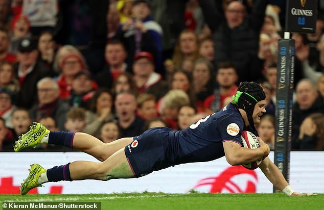 “Fue difícil”, admite Darcy Graham, el héroe de la prueba, tras ser despedido por el seleccionador escocés Gregor Townsend. “Pero estoy feliz de seguir involucrado y la victoria de Gales fue especial”