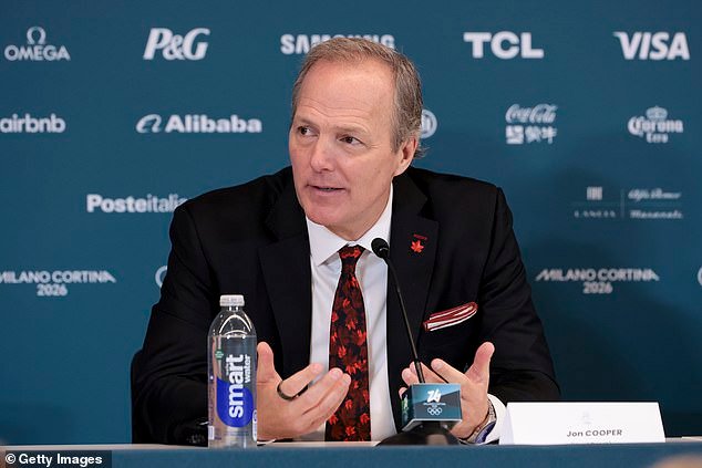 El entrenador de hockey de Salty Canada fue tildado de “dolor perdedor” después de lanzar el ataque tras la derrota por la medalla de oro ante el equipo de EE. UU.