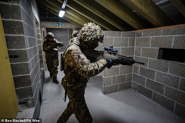 Estamos en curso de colisión inevitable con Rusia, advierte el jefe del ejército británico