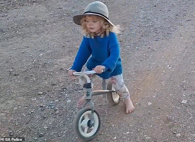 Solo un detalle en el vídeo recién publicado de Gus Lamont en el que se centran los policías