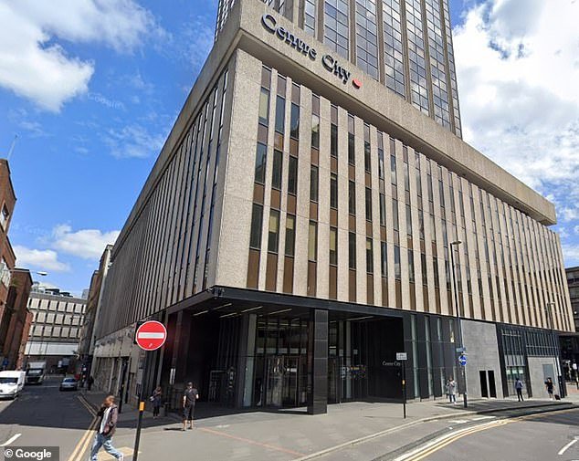 Decir a sus colegas que recibir patadas en las partes íntimas de los hombres es más doloroso que el parto es acoso sexual, dictamina el tribunal