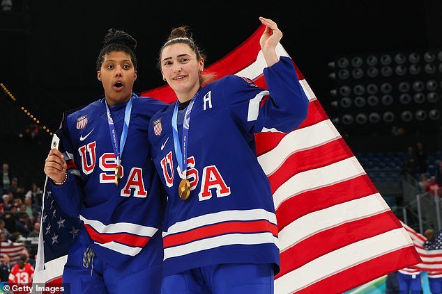 El equipo de hockey femenino de EE. UU. se destaca mientras una estrella ataca sutilmente al equipo masculino por una broma misógina de Trump
