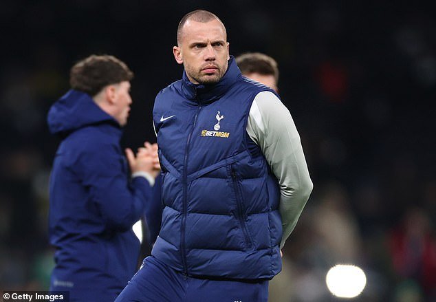 El asistente de Thomas Frank, John Heitinga, FUERA del Tottenham a pesar de que el club le rogó que se quedara, después de una estancia de 32 días en el norte de Londres.