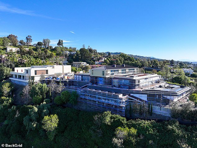 El enorme palacio de LeBron James en Beverly Hills comienza a tomar forma después de que el ícono de la NBA demoliera una mansión de los años 30 y comenzara desde cero.