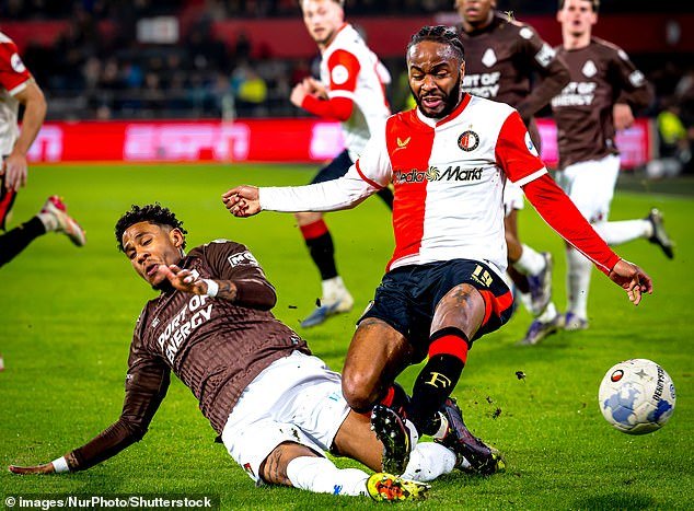 Jack Grealish sale en defensa de Raheem Sterling después de que una cuenta de Instagram ‘estúpida’ dijera que el nuevo chico del Feyenoord parecía ‘Bambi sobre hielo’ en el primer partido en nueve meses.