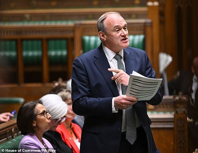 QUENTIN LETTS: ¡Qué comadreja, señor Ed! ¿Por qué los diputados liberales demócratas aguantan a este piadoso bastardo?