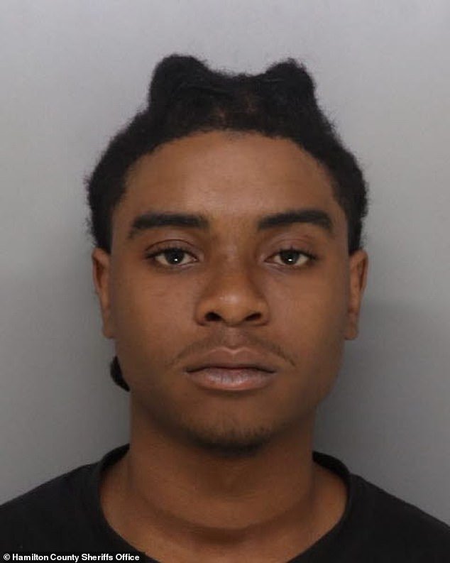 Estalla pelea en la sala del tribunal cuando el hombre que asesinó a un adolescente consigue un acuerdo con la fiscalía