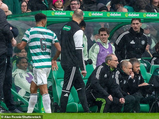 El jefe del Celtic, Martin O’Neill, TODAVÍA está furioso con el VAR por la tarjeta roja de Auston Trusty… calificando el proceso que llevó a su despido como “una tontería”