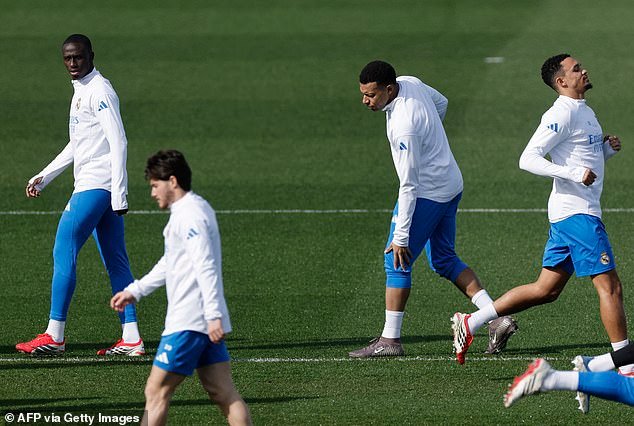 Kylian Mbappé genera temores de lesiones importantes, ya que la estrella del Real Madrid se perderá el partido del Benfica después de “jugar con una pierna durante seis semanas”.