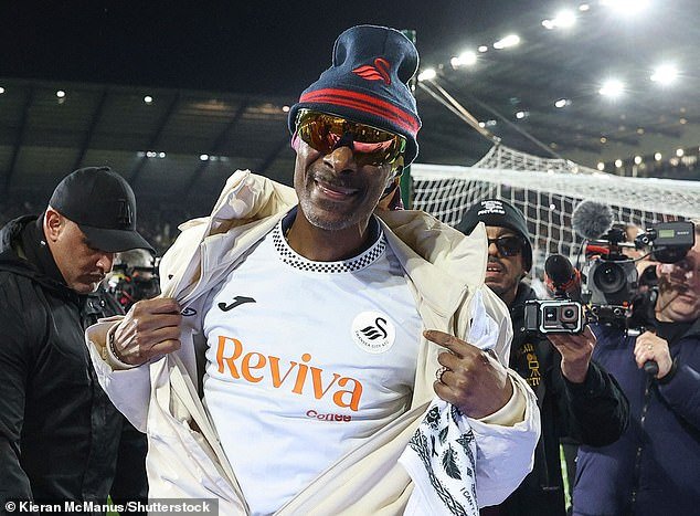 Snoop Dogg celebra en Swansea cuando el copropietario y famoso rapero ve a su equipo en vivo por primera vez, ¡y el jefe de Preston sugiere que el túnel “huele a hierba”!