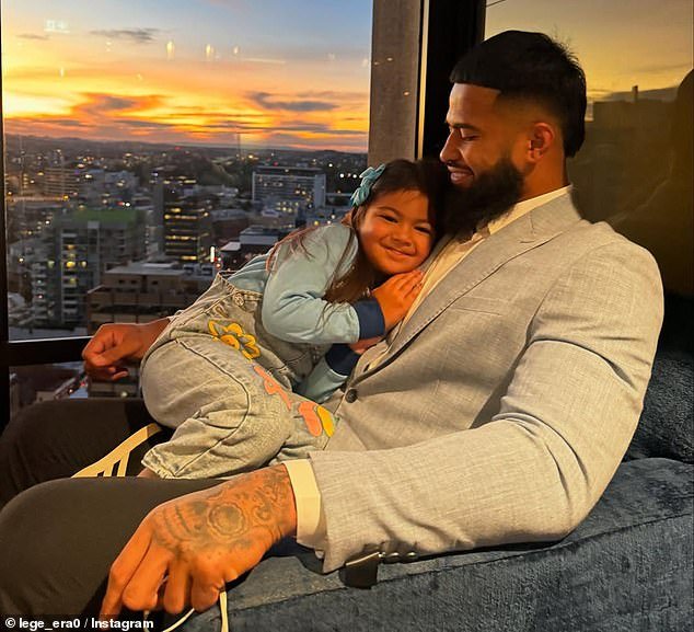 La estrella del fútbol Payne Haas niega los rumores sobre por qué hizo el movimiento más sorprendente que la NRL haya visto en años y explica su nuevo nombre islámico.