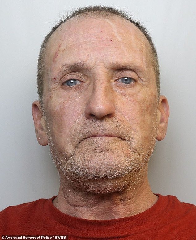 Un pasajero borracho en el avión gritó “Estoy loco, bebo JD” y “No puedes decirme qué hacer, soy inglés”, mientras aterrorizaba a otros pasajeros mientras el Boeing 737 se acercaba para aterrizar.