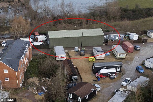 Un viajero recibe la orden de retirar apartamentos construidos ilegalmente dentro de su granero después de afirmar que debería poder conservarlos debido a su “condición gitana”.