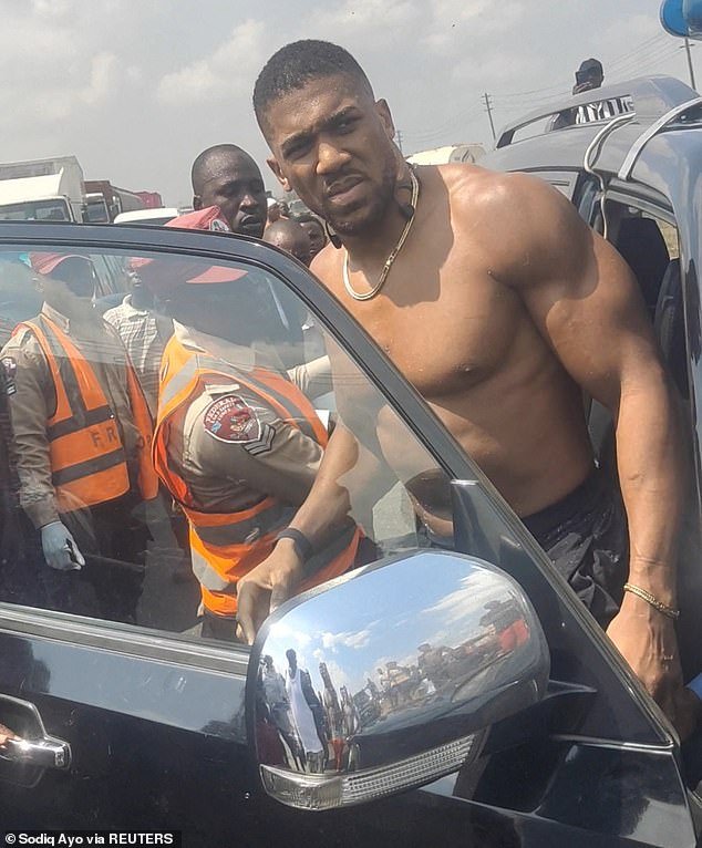 El conductor del horroroso accidente que mató a dos amigos cercanos de Anthony Joshua comparece ante un tribunal nigeriano por segunda vez