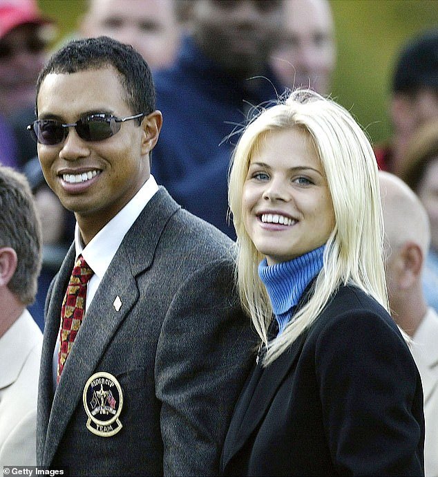 Los orgullosos padres Tiger Woods y Elin Nordegren se reúnen para celebrar el honor de golf de su hijo Charlie