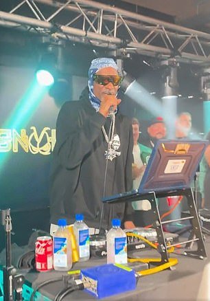 Snoop Dogg sorprende a los trabajadores de oficina con una cantimplora sorpresa durante el vertiginoso recorrido por la ciudad del copropietario de Swansea
