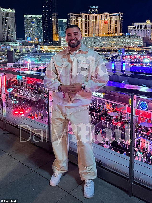 La vida de la alta sociedad del VERDADERO objetivo del fallido secuestro de Sydney, en el que un anciano inocente fue torturado y asesinado, tal como se lo representa viviendo su vida en los EE. UU. y Europa.