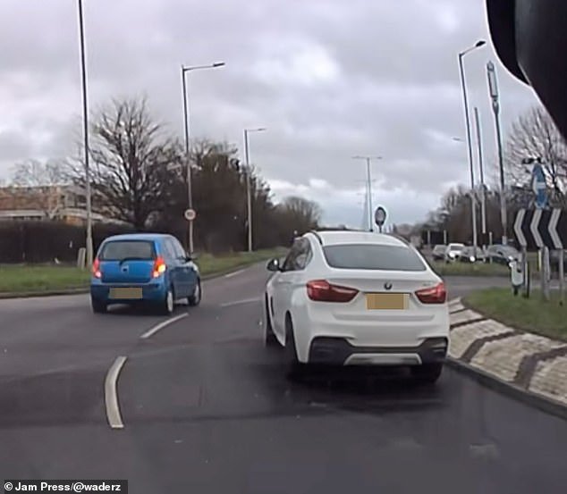 Momento en que un BMW choca contra un Hyundai mientras los conductores se confunden en los carriles de la rotonda, pero ¿quién se equivoca?