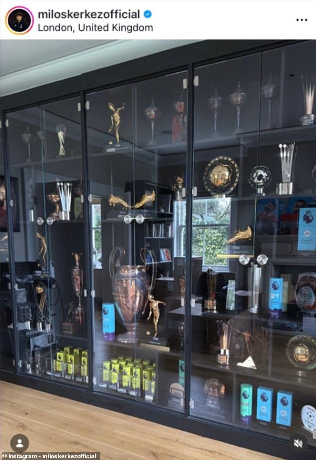 La increíble colección de trofeos de Mohamed Salah revelada por su compañero del Liverpool en una lujosa casa familiar