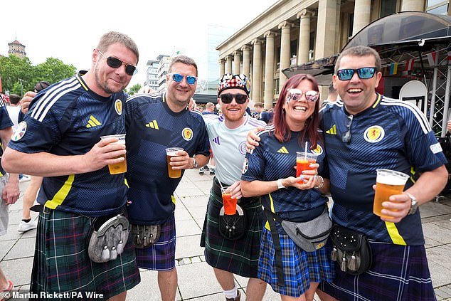 Escocia persuade a la FIFA para que permita a los aficionados usar sporrans sobre sus faldas escocesas durante los partidos de la Copa del Mundo, ¡por temor a que fueran demasiado grandes para cumplir con las restricciones de bolsas!