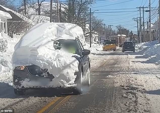Conductor idiota horroriza a la ciudad al hacer un movimiento muy imprudente después de una gran tormenta de nieve