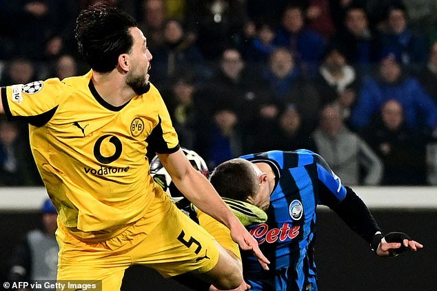 Atalanta elimina al Borussia Dortmund de la Liga de Campeones con el último tiro del partido mientras una entrada brutal y alta provoca TRES tarjetas rojas y un jugador empapado de sangre